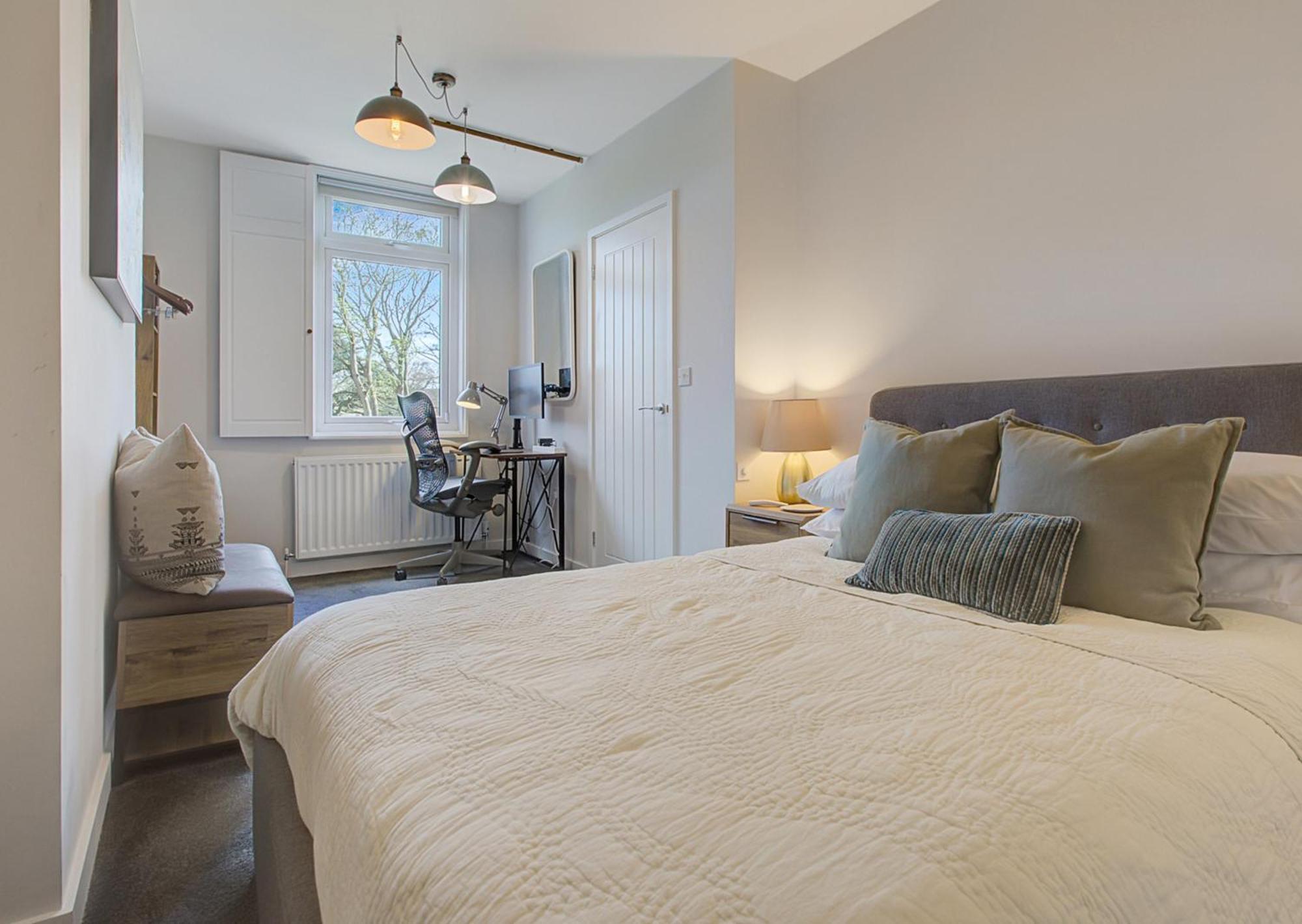 Stylish, Business Traveller Friendly Apartment, With Free Parking And Netflix Farnborough  Extérieur photo